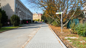 Návštěvníkům Fakultní nemocnice Olomouc slouží nový chodník